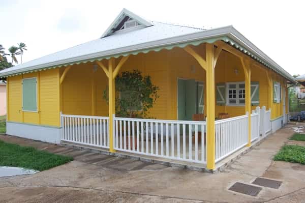 maison neuve en bois en Martinique - maison créole jaune