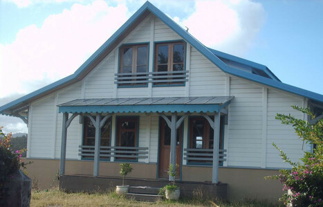 construction de maison en bois en Martinique - maison créole bleue