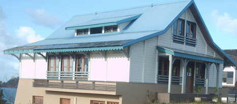 construction de maison en bois en Guadeloupe - façade maison créole bleue