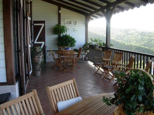 maison en bois en Martinique - maison créole terrasse