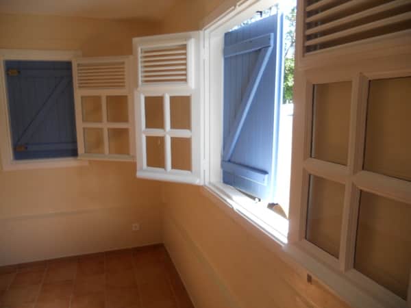 faire construire sa maison en Martinique - intérieur maison jaune et bleue