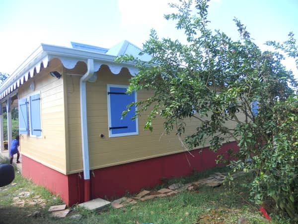 faire construire sa maison en Martinique - maison créole jaune et bleue