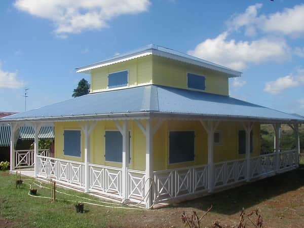 maison neuve en bois en Martinique - maison créole bleue